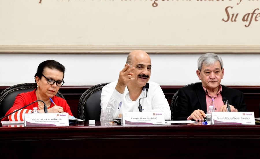 Xalapa iluminará colonias con rezago y gestiona electrificación de 40 asentamientos.